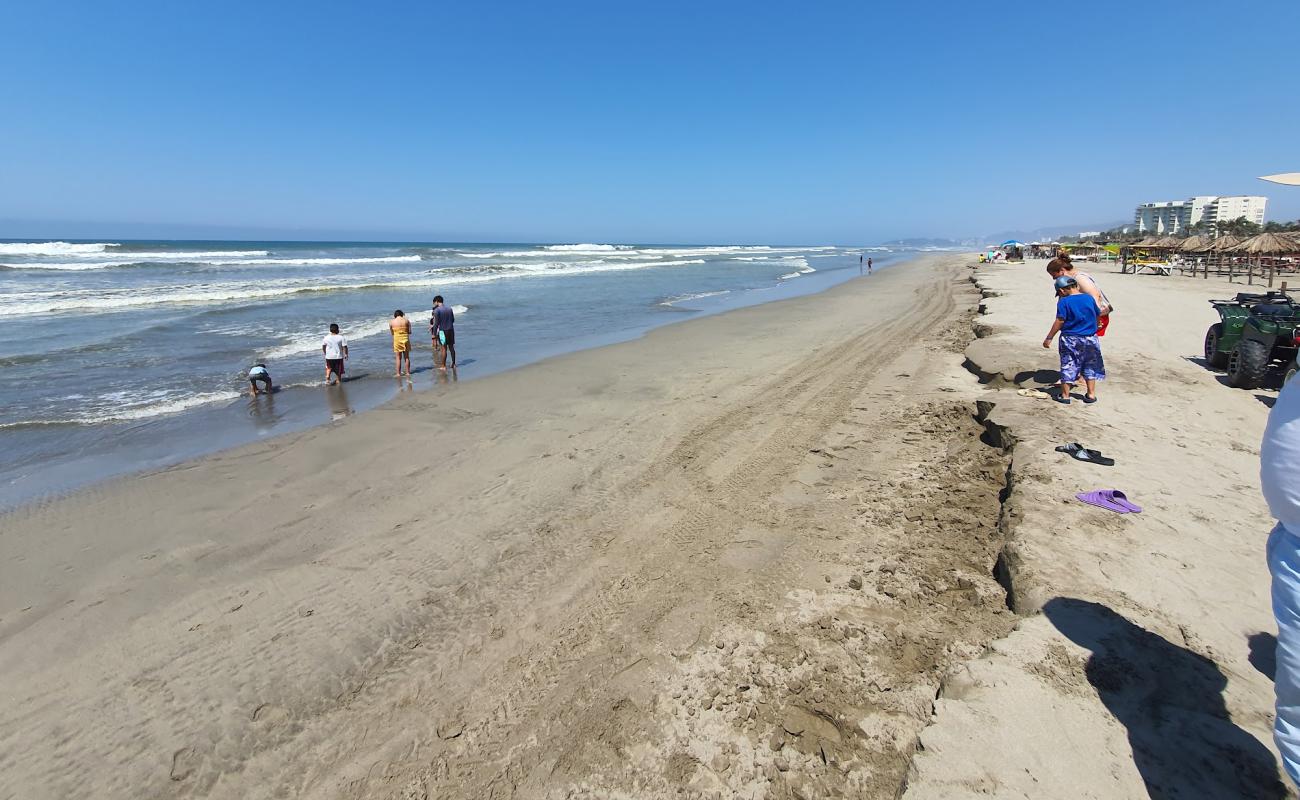 Foto de Playa La Bonfil con brillante arena fina superficie