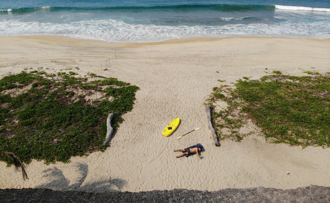 Foto de Playa Delfín con brillante arena fina superficie