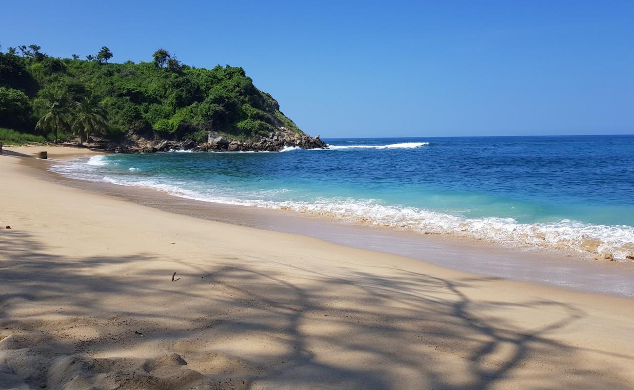 Foto de Playa de Coral con brillante arena fina superficie