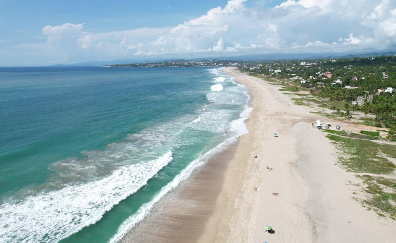 Foto de Playa Zicatela con brillante arena fina superficie