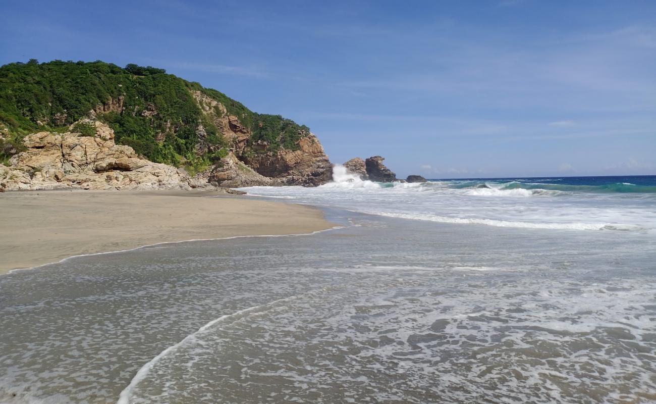 Foto de Playa La Ventanilla con arena fina gris superficie