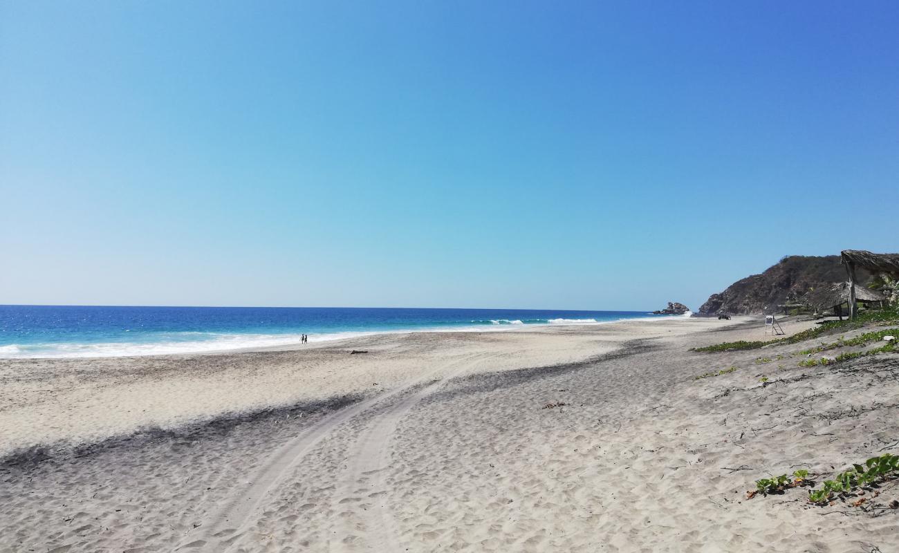 Foto de Playa Mermejita con arena fina gris superficie