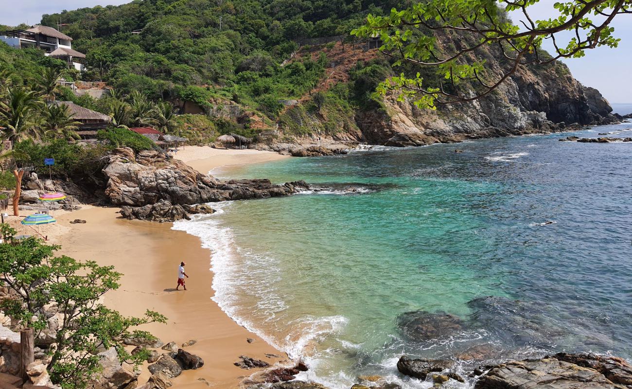 Foto de Playa Estacahuite con brillante arena fina superficie