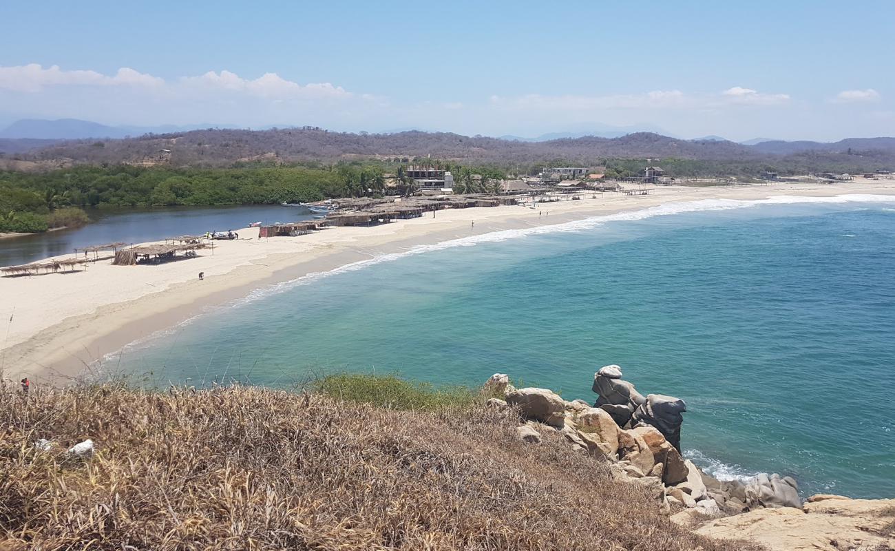 Foto de Coyula beach con brillante arena fina superficie