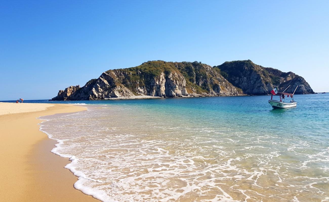 Foto de Playa Cacaluta con guijarro fino claro superficie