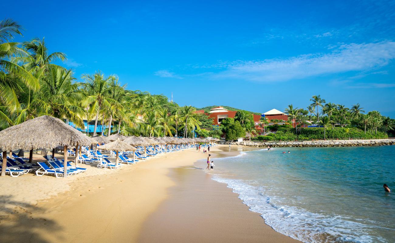 Foto de Playa Las Brisas con brillante arena fina superficie