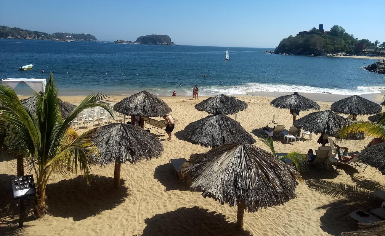 Foto de Tangolunda beach con brillante arena fina superficie