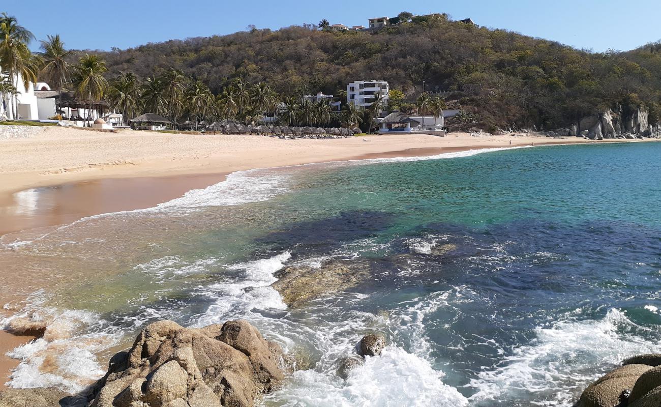 Foto de Playa Tangolunda II con brillante arena fina superficie