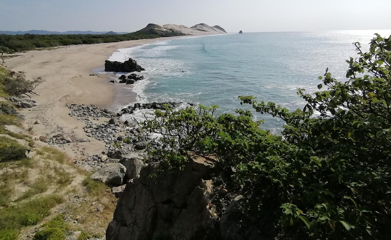 Foto de Escondida beach con arena gris superficie