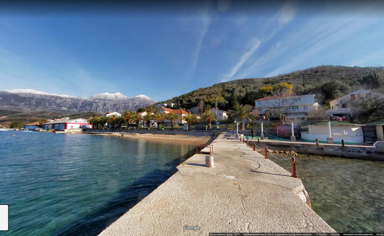 Foto de Zmijica beach con agua turquesa superficie