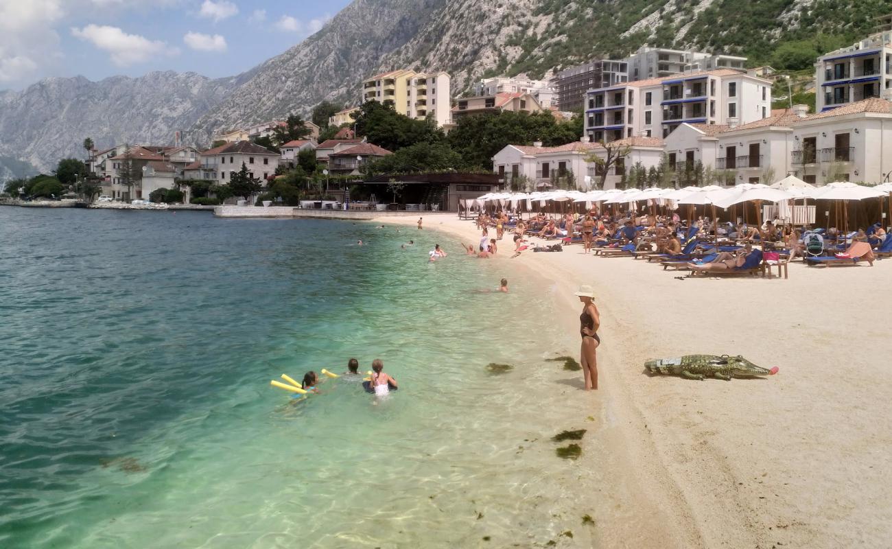 Foto de Playa de Huma Kotor con arena brillante superficie