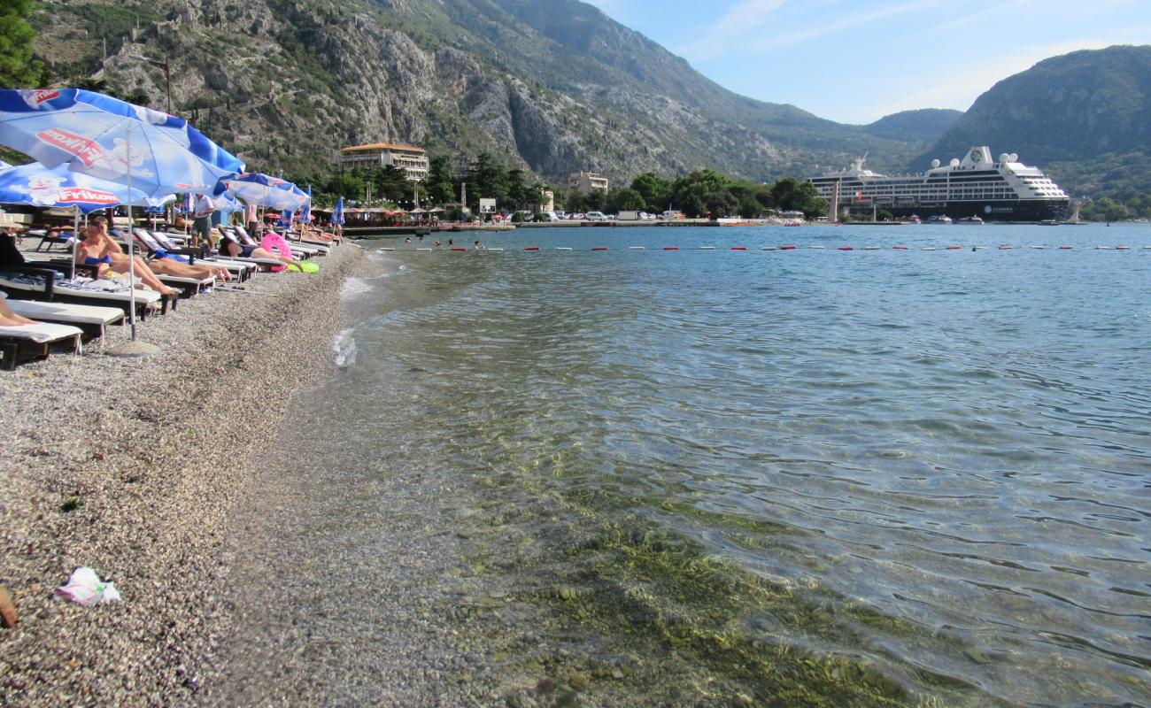 Foto de Kotor beach con guijarro fino claro superficie