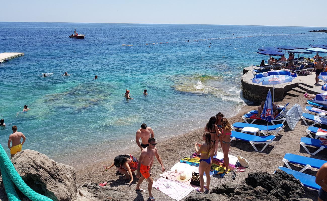 Foto de Ploce beach con hormigón superficie