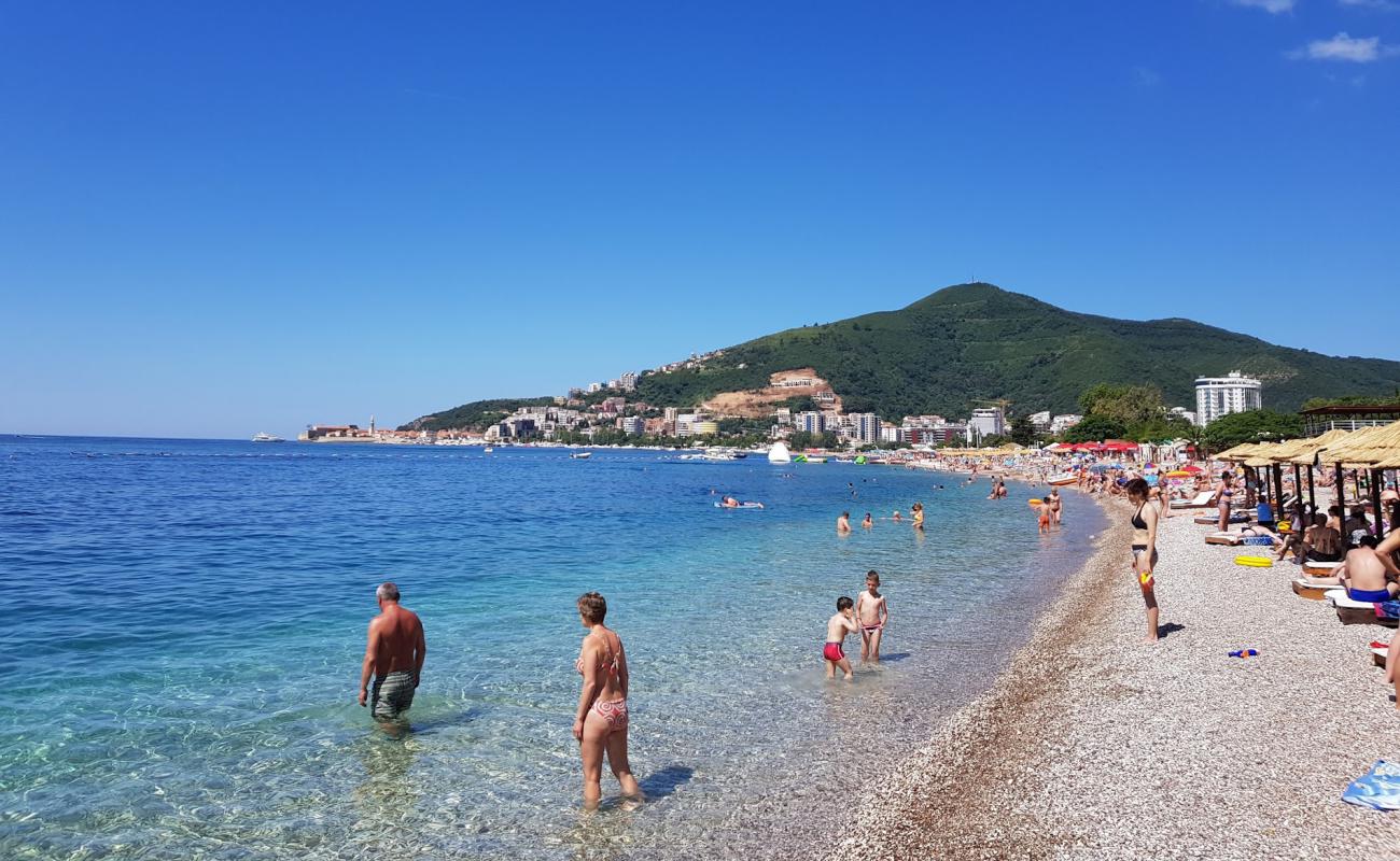 Foto de Playa de Budva con guijarro fino claro superficie