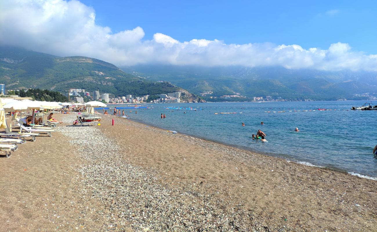 Foto de Becici beach con guijarro gris superficie