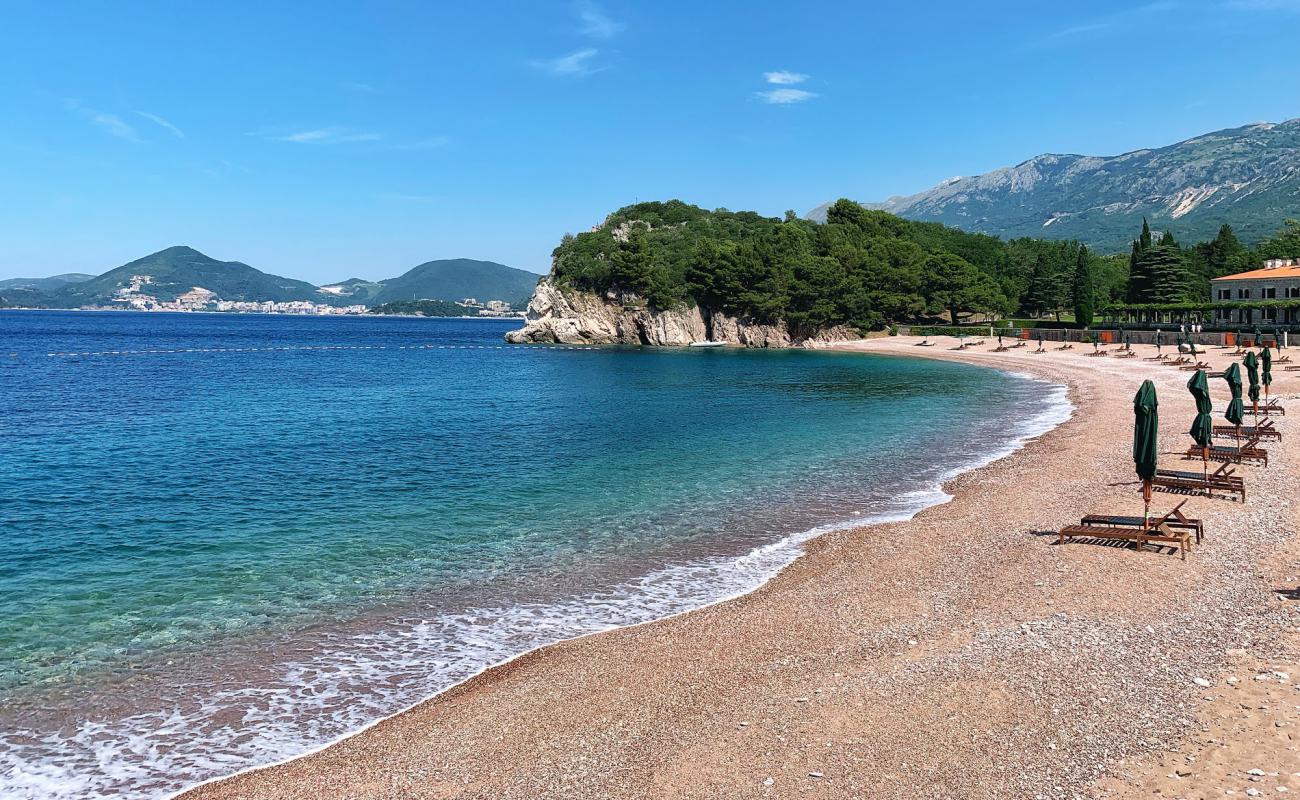 Foto de Playa de Milocer con arena/guijarros negro superficie