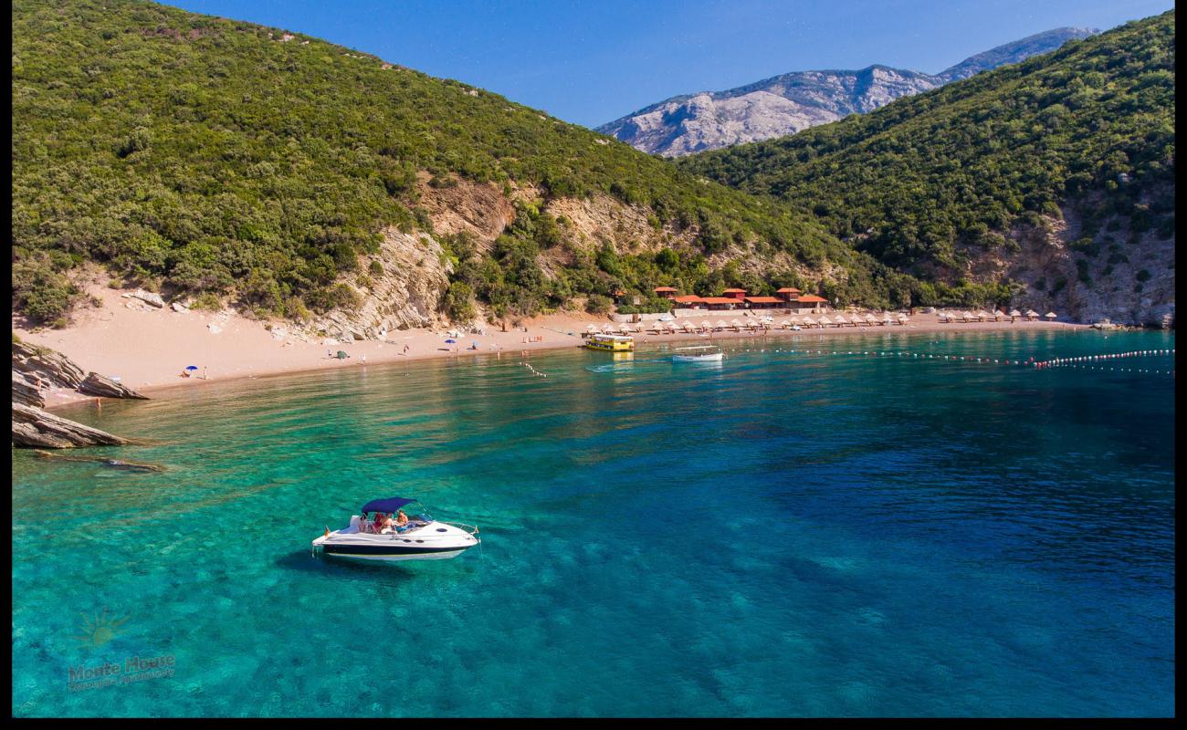 Foto de Kraljichina beach con guijarro fino claro superficie