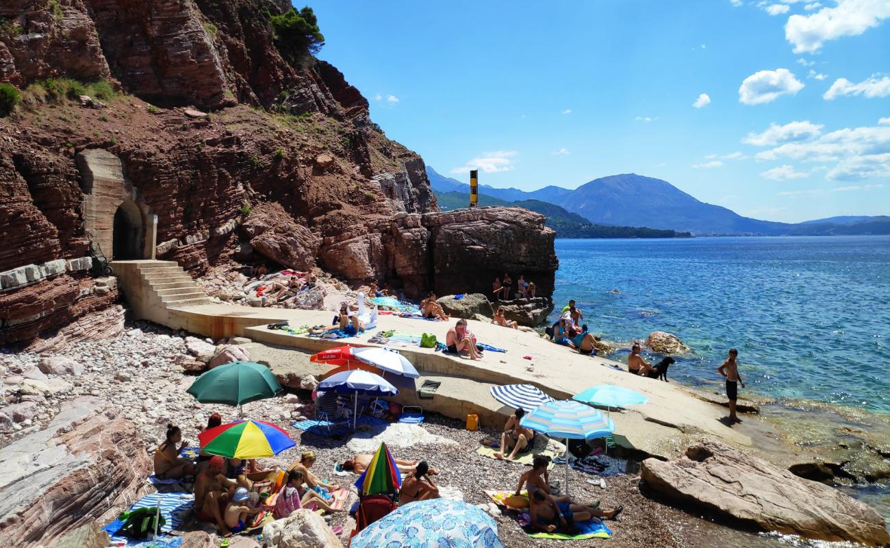 Foto de Devachen beach con arena/piedras marrón superficie