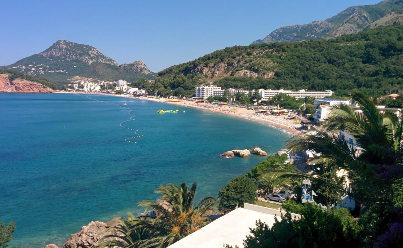 Foto de Sutomore beach con guijarro fino claro superficie