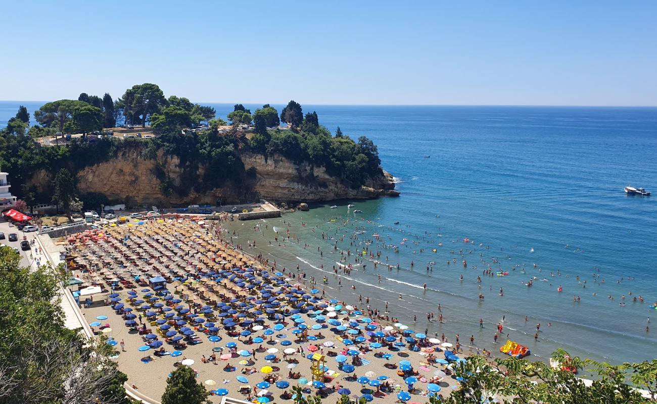 Foto de Ulcinj small beach con arena fina gris superficie