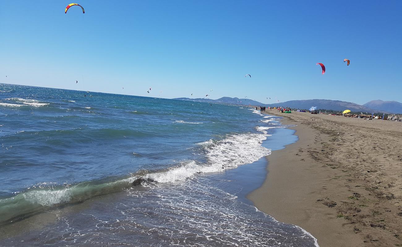 Foto de Playa Doni Stoj con arena fina gris superficie