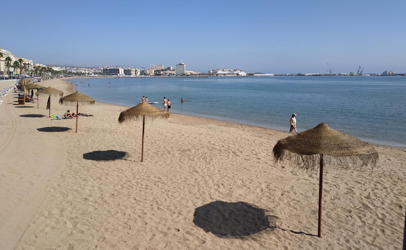 Foto de Playa de los Cárabos con brillante arena fina superficie