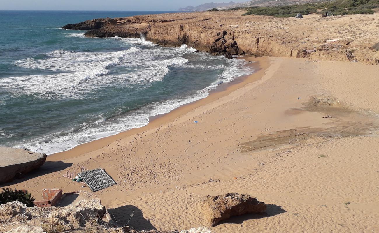 Foto de Plage Marsa Yawyan con arena brillante superficie