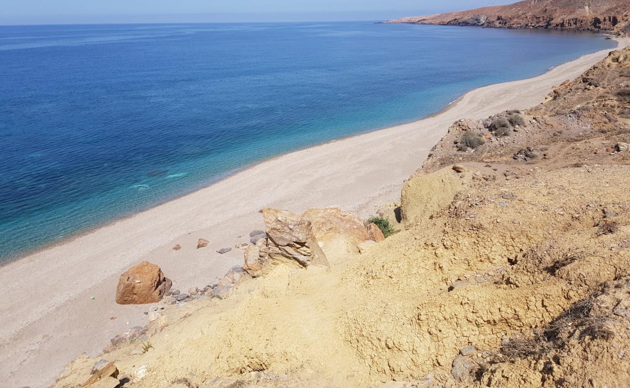 Foto de Boukhizzou beach con guijarro fino claro superficie