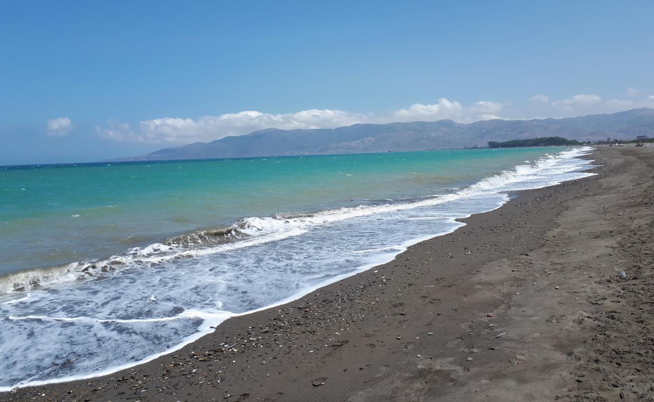 Foto de Plage Souani con arena gris superficie