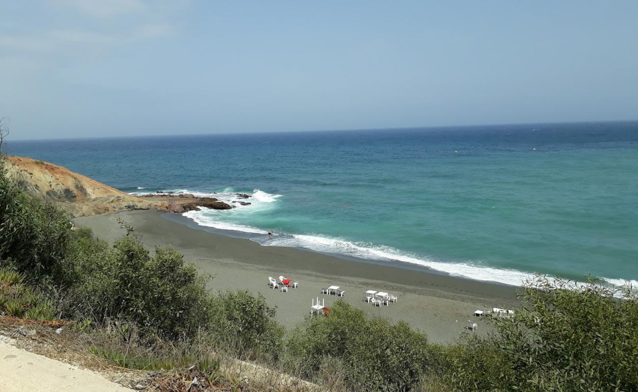 Foto de Plage Thara Youssef con arena negra superficie