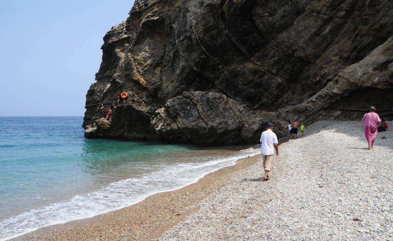 Foto de Tikkit beach con guijarro fino gris superficie