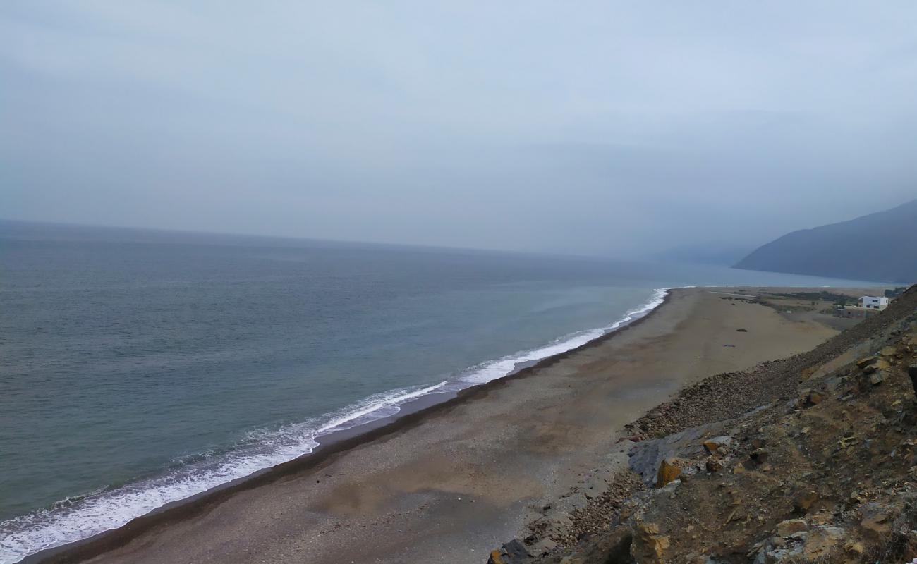 Foto de Plage Amtar con arena/piedras marrón superficie