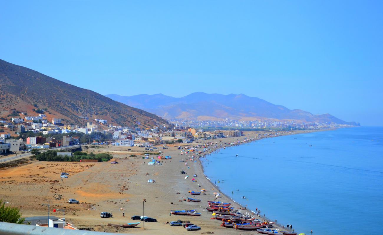 Foto de Plage Oued Laou con arena gris superficie