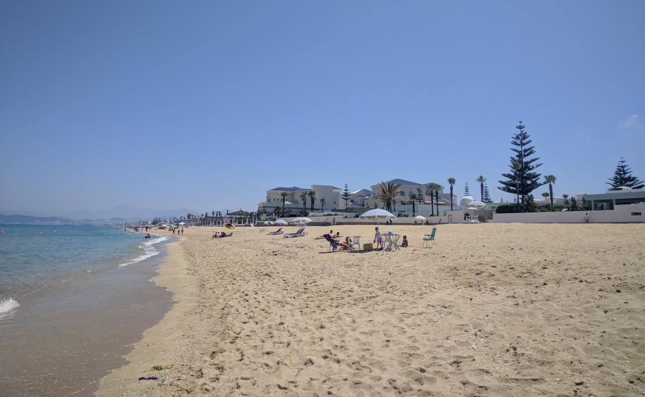 Foto de Playa de Marina Smir con arena brillante superficie