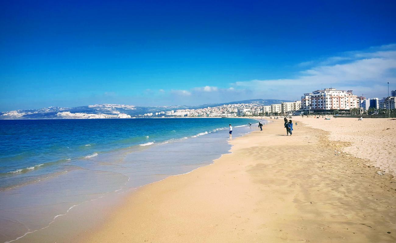 Foto de Playa de Tánger con brillante arena fina superficie