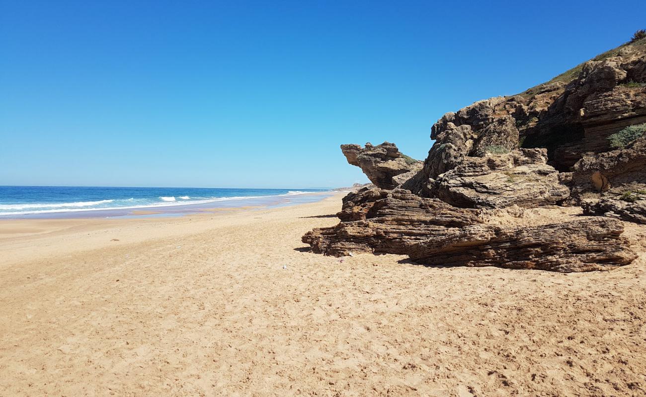 Foto de Achakar Beach con brillante arena fina superficie