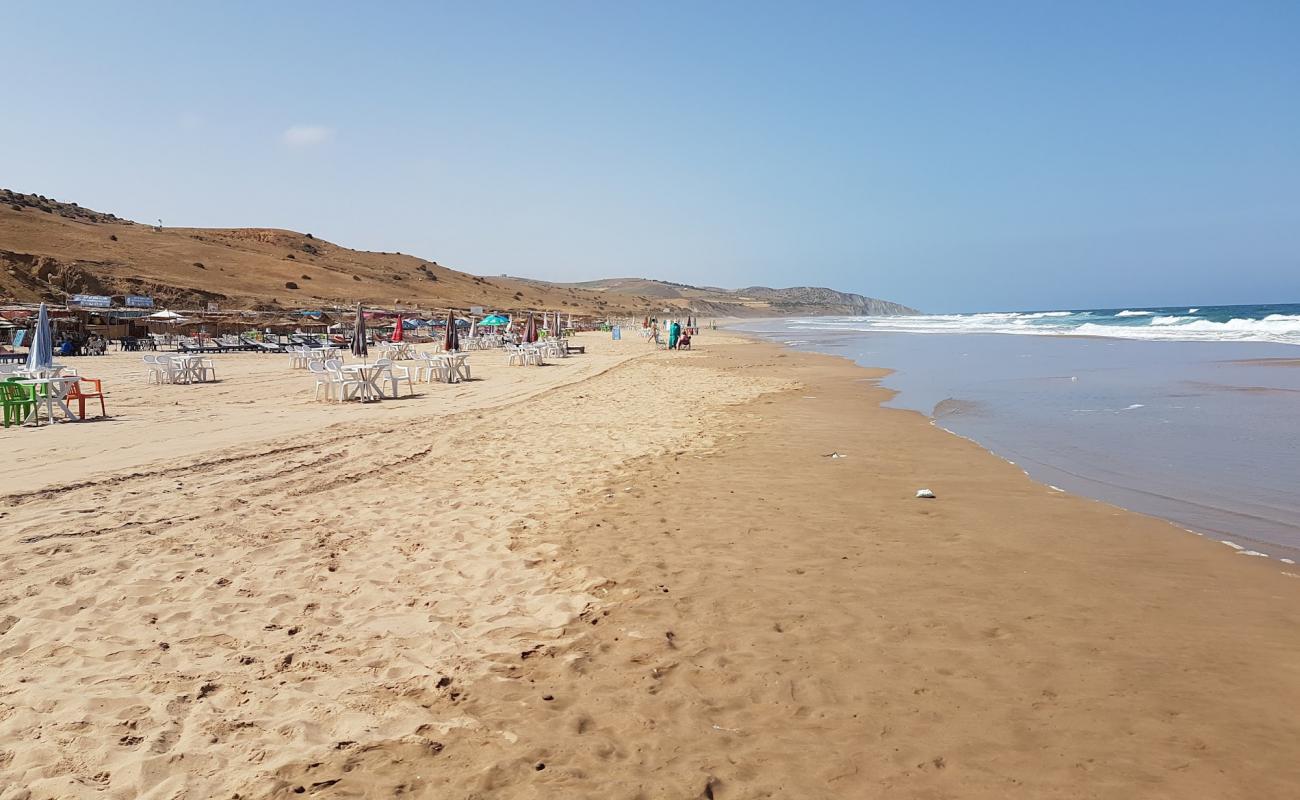 Foto de Plage Des Coves, Asilah con brillante arena fina superficie