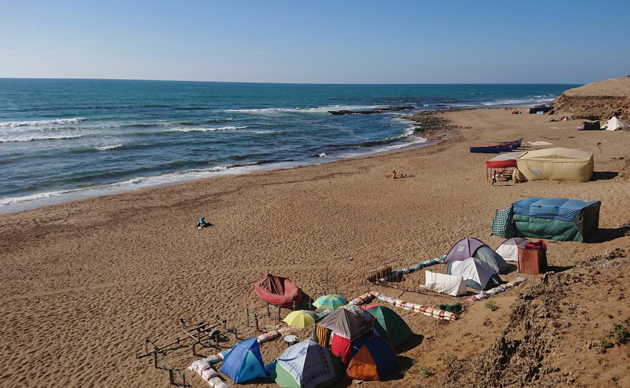 Foto de Plage Boukmour Mnasra con brillante arena fina superficie