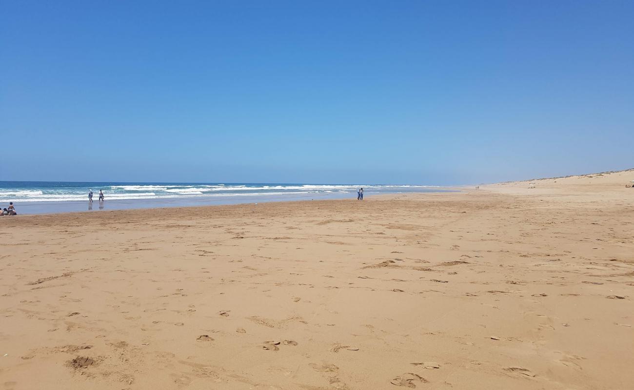 Foto de Plage Sidi Boughaba con brillante arena fina superficie