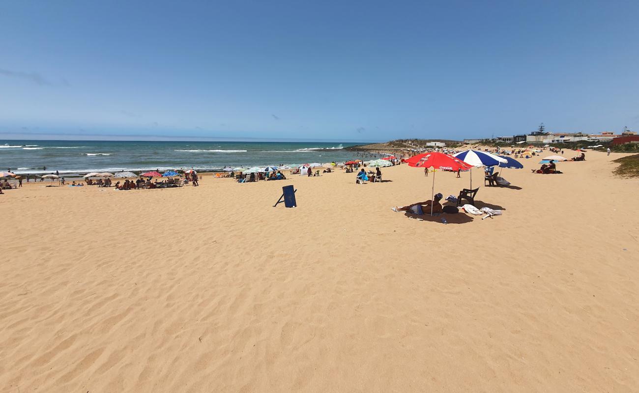 Foto de Plage des Contrebandiers con arena brillante superficie