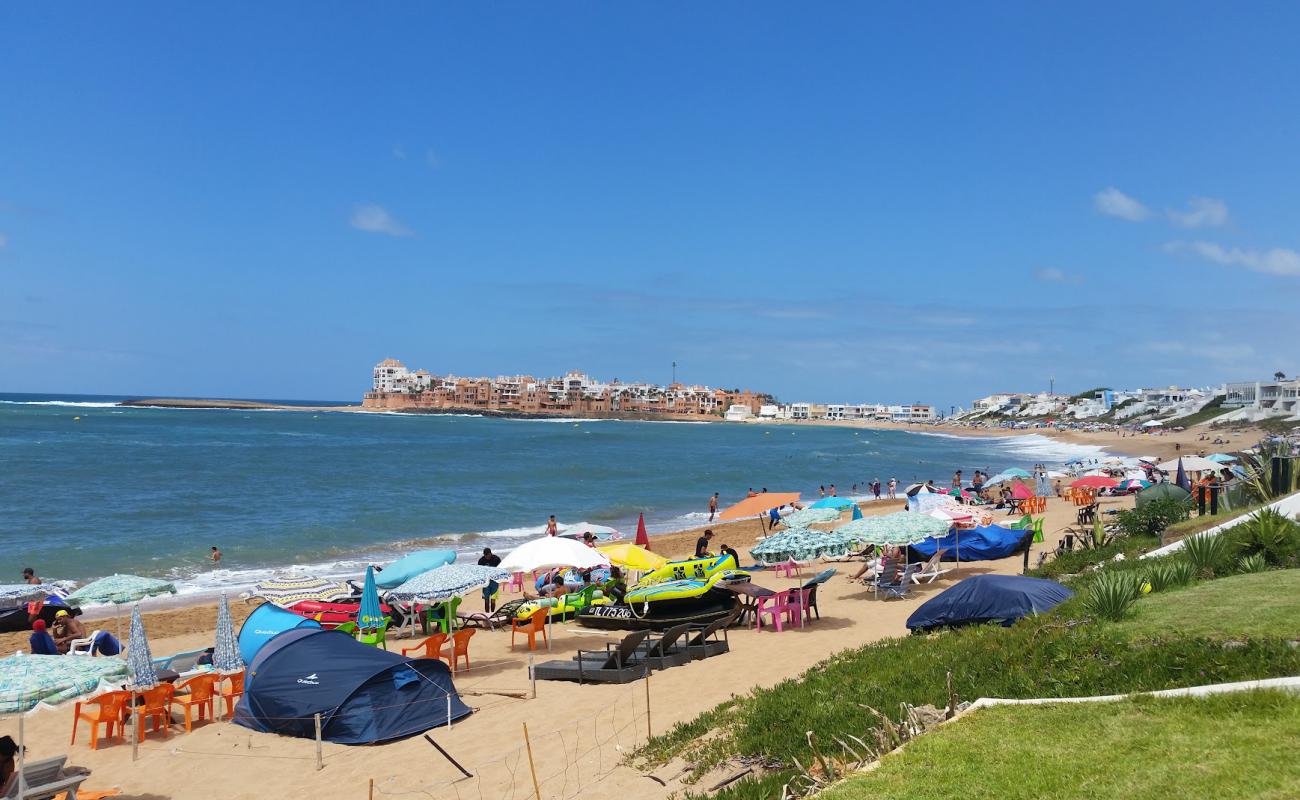 Foto de Plage Bouznika con brillante arena fina superficie