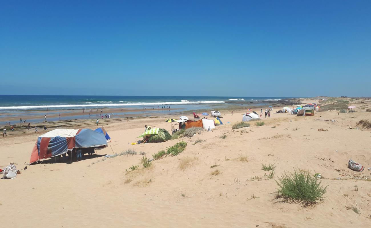 Foto de Plage Daya Mansourya con brillante arena fina superficie