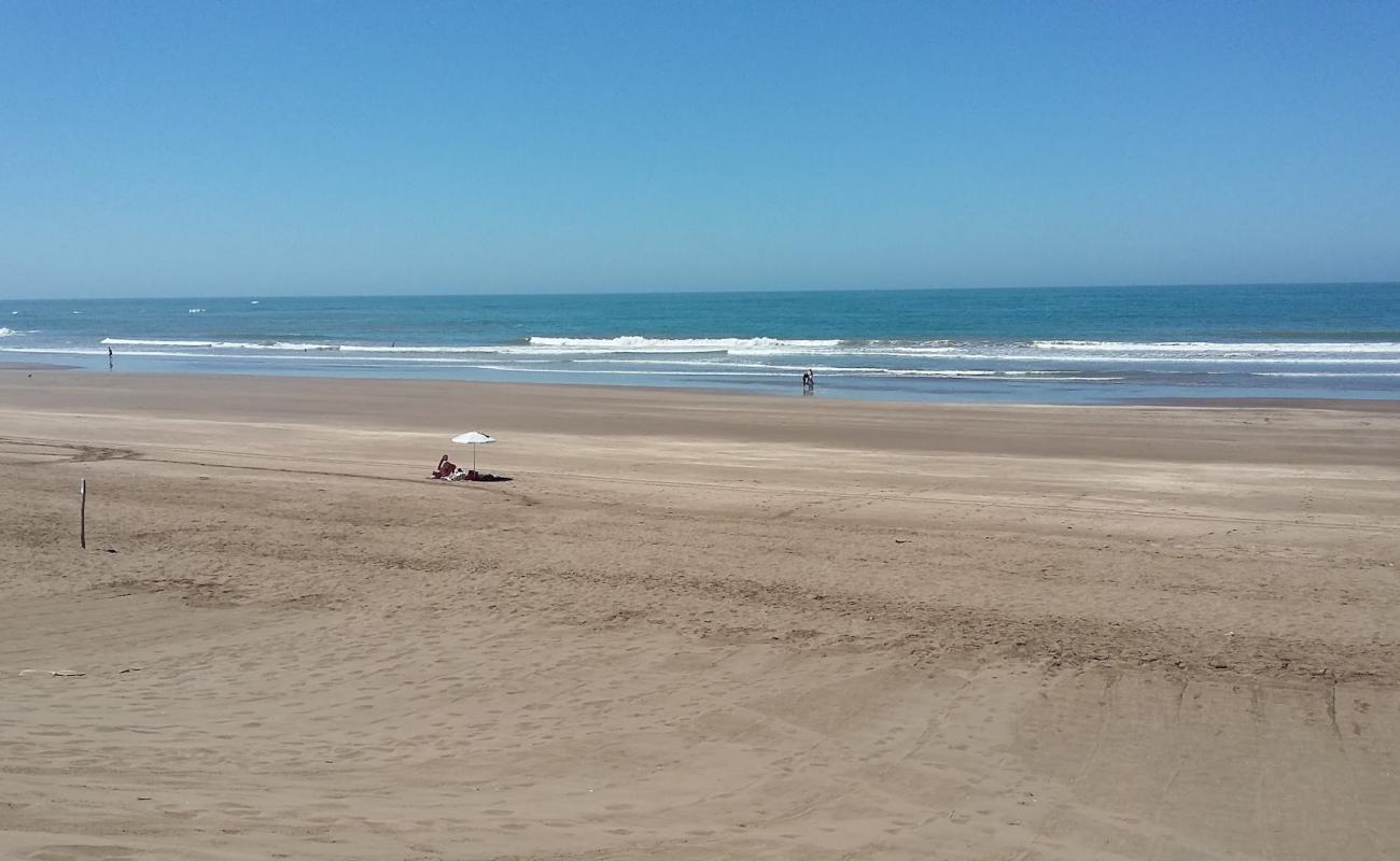 Foto de Plage Sidi Bounaime con brillante arena fina superficie