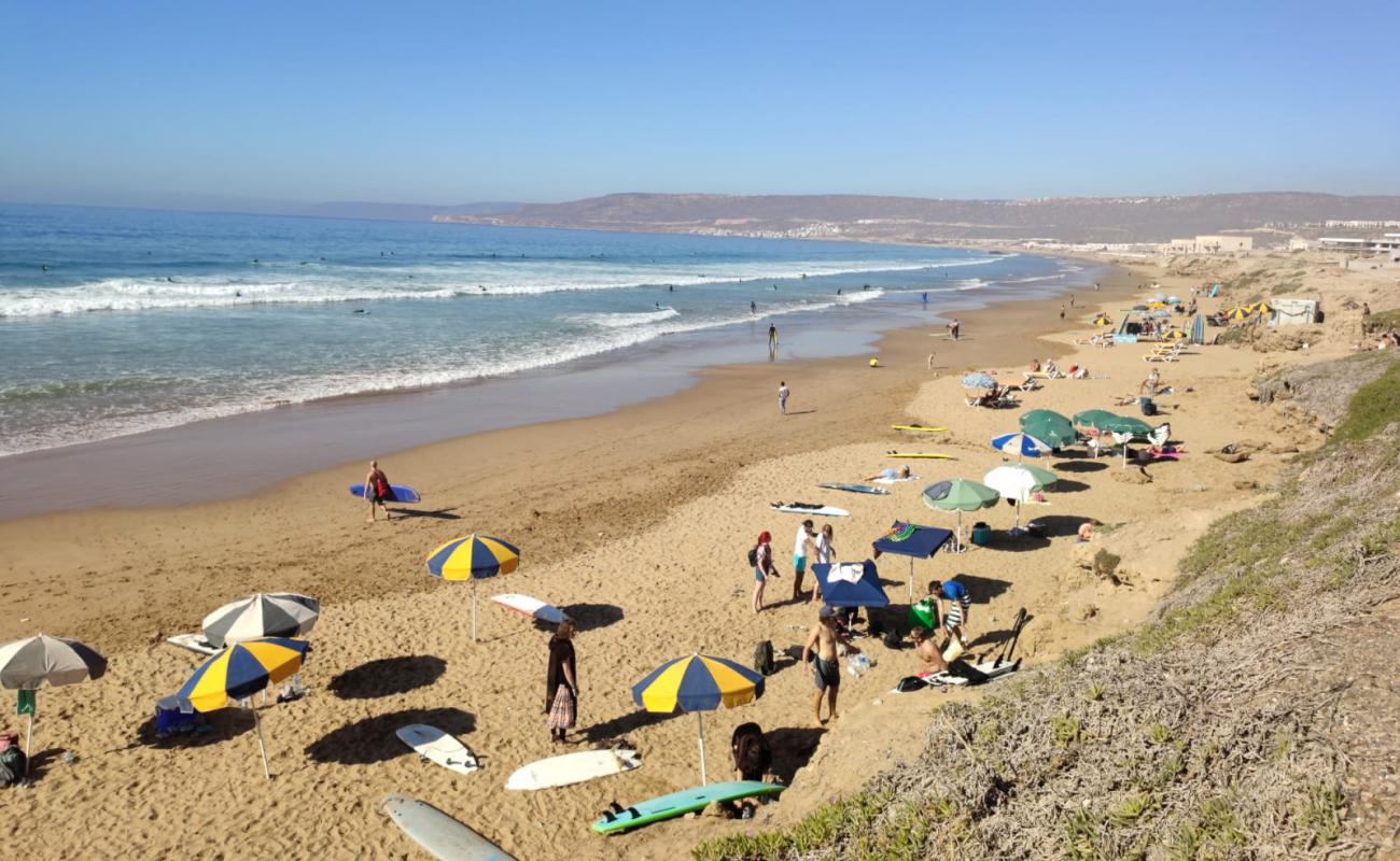 Foto de Playa de Taghazout con brillante arena fina superficie