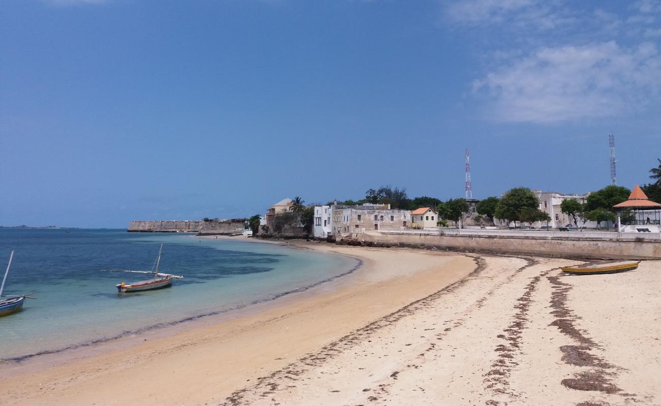 Foto de Mozambique island Beach con arena brillante superficie