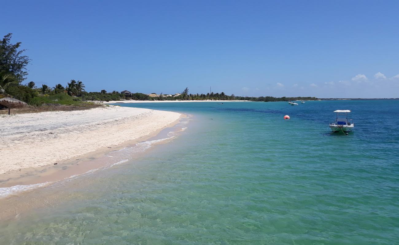 Foto de Laisse Beach con arena brillante superficie