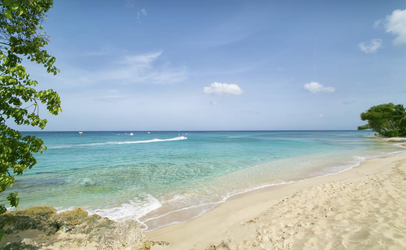 Foto de Mahogany Bay beach con arena brillante superficie