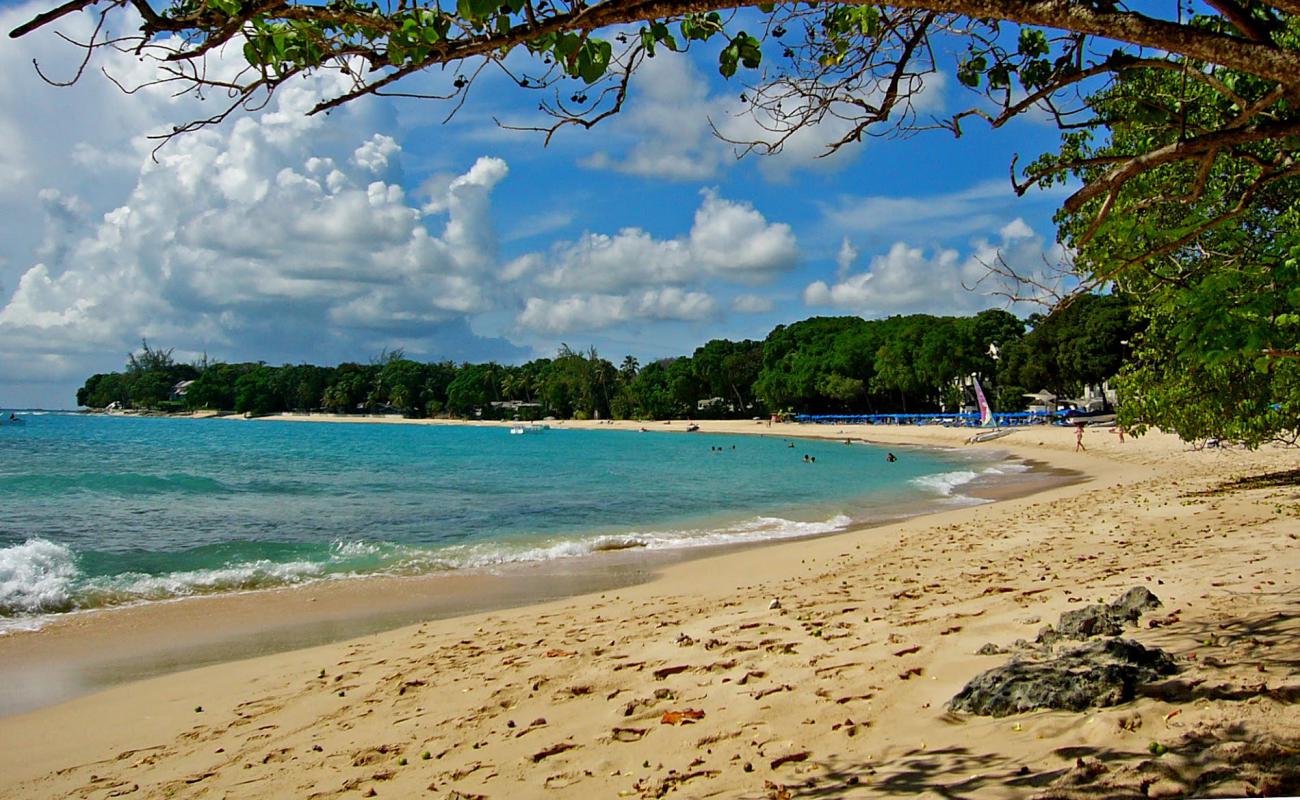 Foto de Sandy Lane beach con brillante arena fina superficie