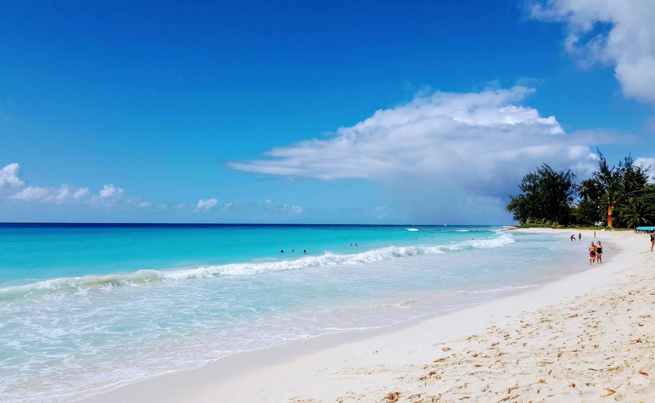 Foto de Playa de Rockley con brillante arena fina superficie