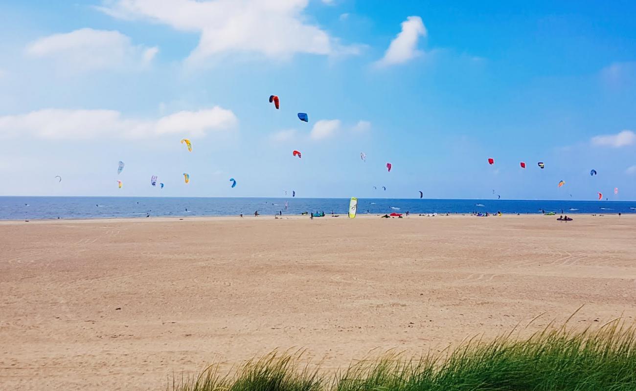 Foto de Strand bij Ouddorp con arena brillante superficie